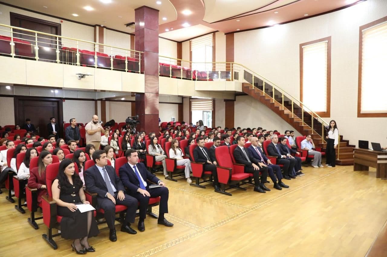 Süni İntellekt Etikası üzrə I Gənclər Forumunun iştirakçıları