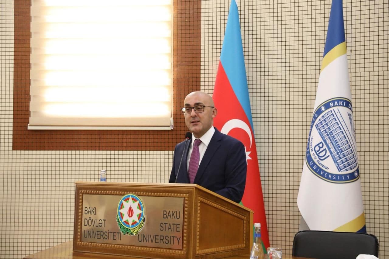 Forumun rəsmi hissəsində çıxış edən spiker