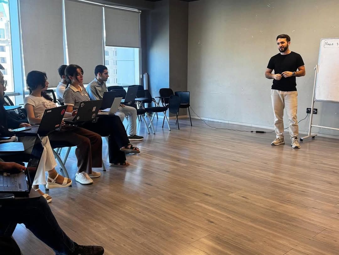 AI4Youth təlimçisi iştirakçılara mövzunu izah edir