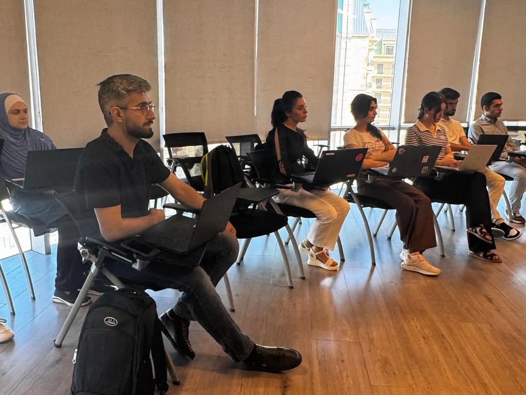 AI4Youth iştirakçıları dərs zamanı