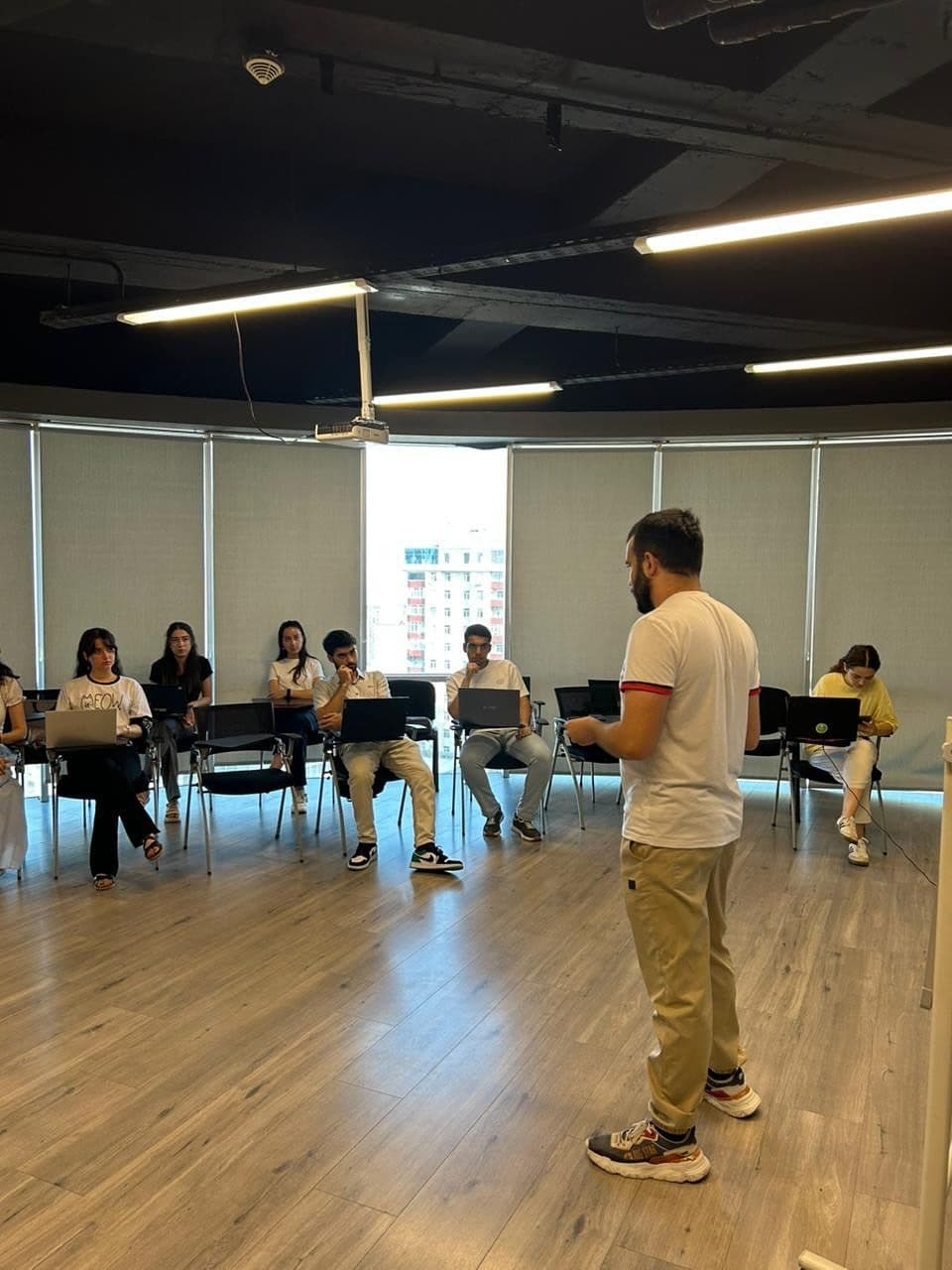 AI4Youth təlimində iştirakçılar və təlimçi
